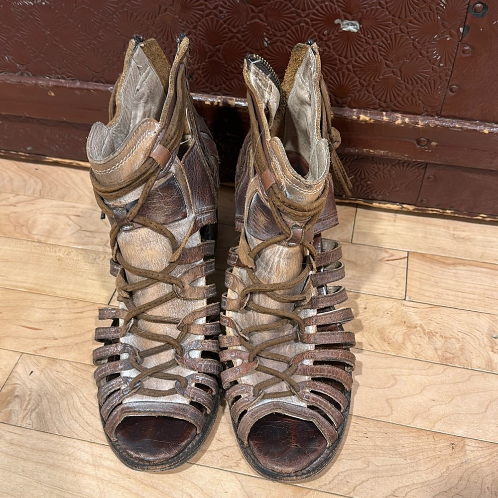 Well loved Freebird by Steve Madden Wazee sandals.